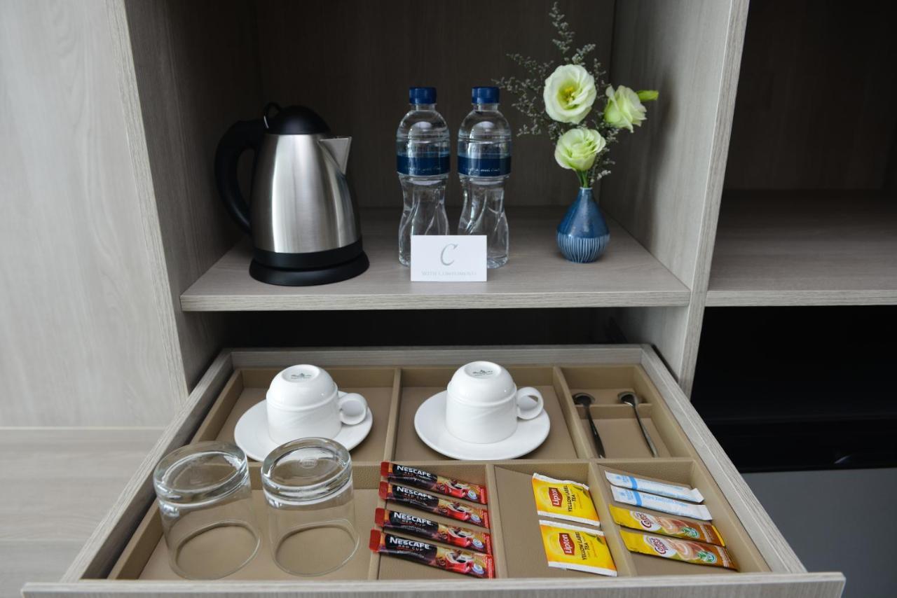 Centre Point Hotel Terminal21 Korat Nakhonratchasima Exteriér fotografie A tea and coffee tray in a hotel room