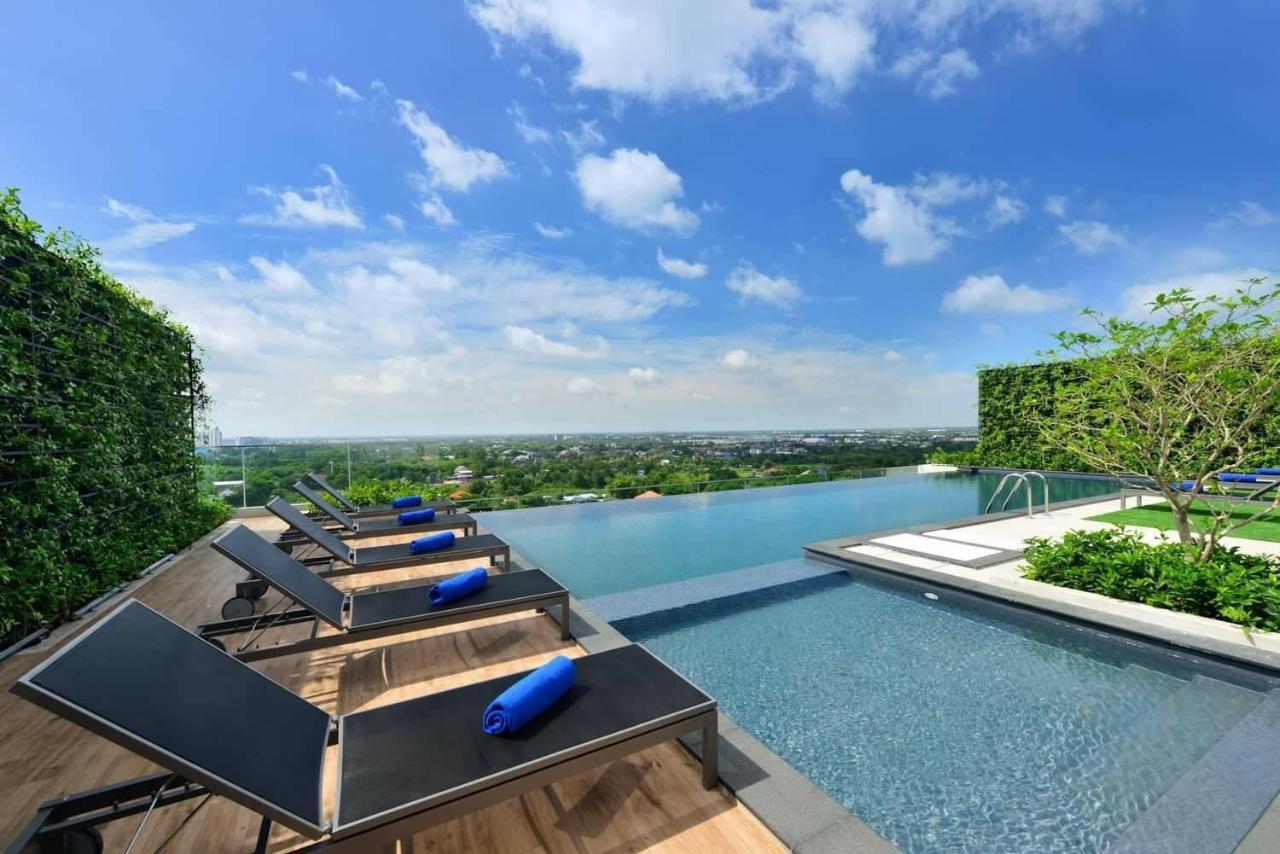 Centre Point Hotel Terminal21 Korat Nakhonratchasima Exteriér fotografie Infinity pool at the hotel