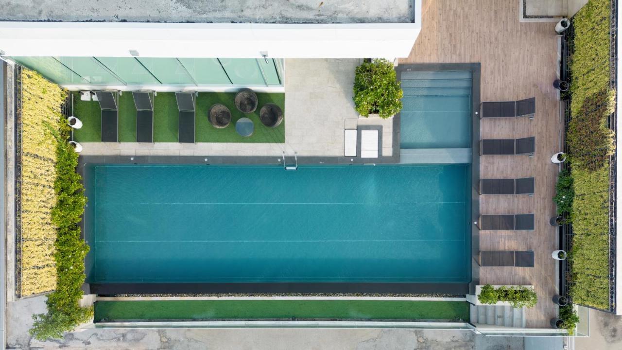 Centre Point Hotel Terminal21 Korat Nakhonratchasima Exteriér fotografie Aerial view of a swimming pool