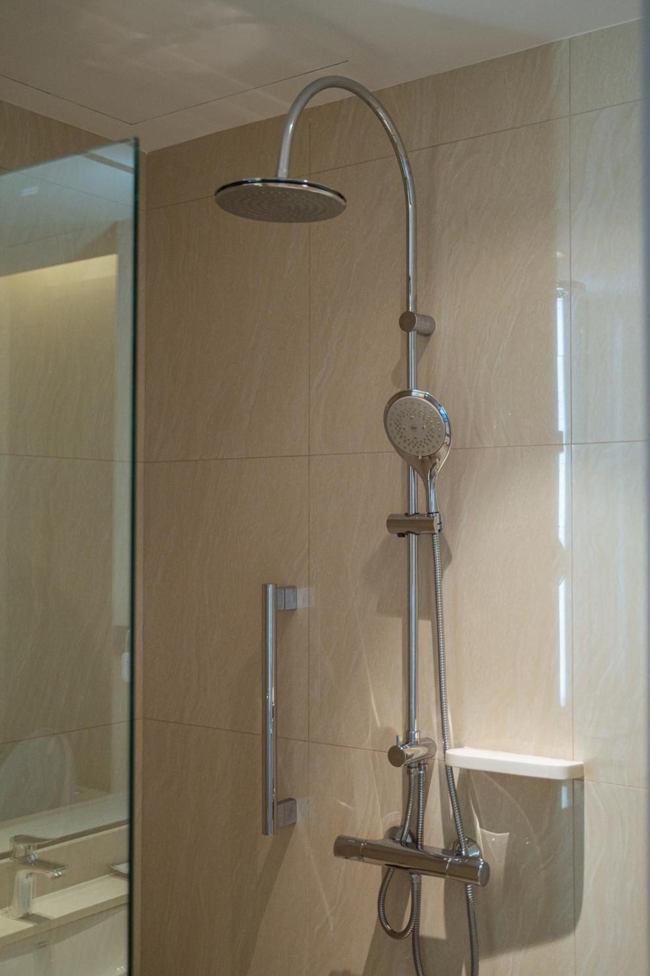 Centre Point Hotel Terminal21 Korat Nakhonratchasima Exteriér fotografie A shower