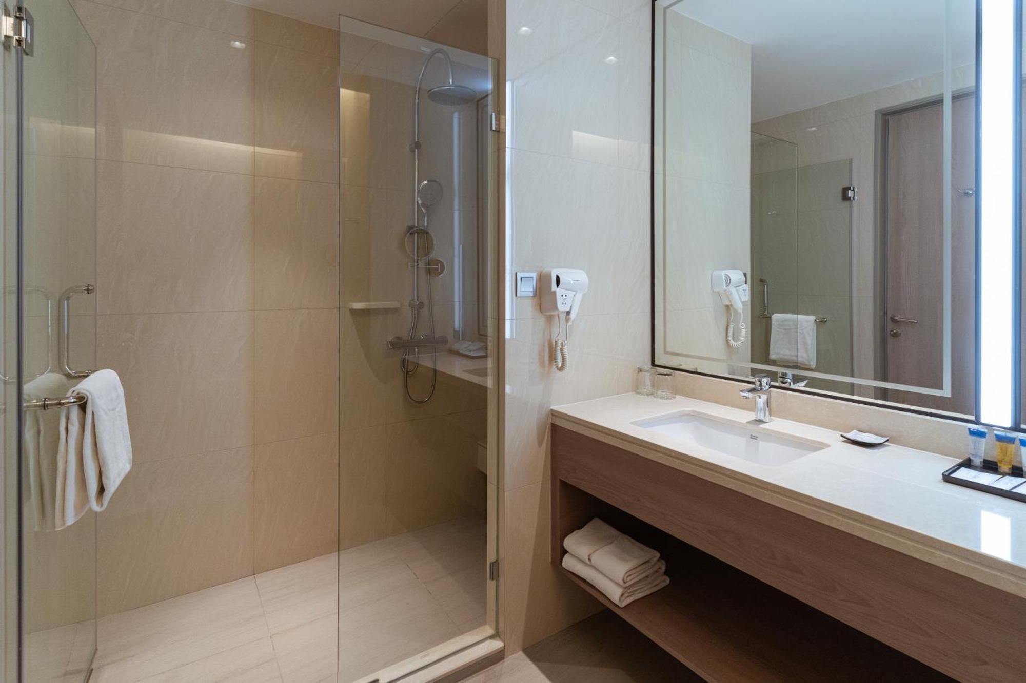 Centre Point Hotel Terminal21 Korat Nakhonratchasima Exteriér fotografie A shower enclosure in a hotel bathroom