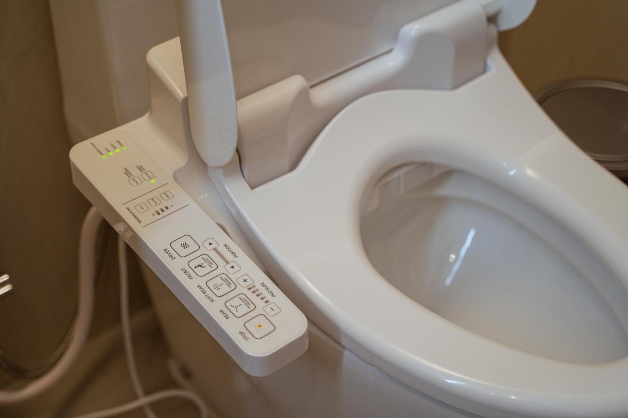 Centre Point Hotel Terminal21 Korat Nakhonratchasima Exteriér fotografie A modern Japanese toilet with bidet and heated seat